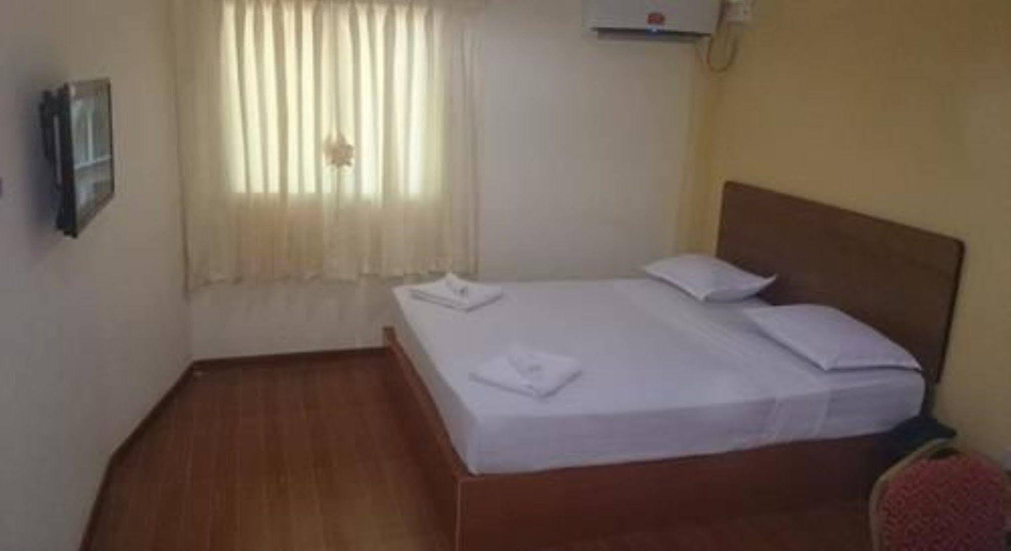 Silver Moon Hotel Янгон Экстерьер фото